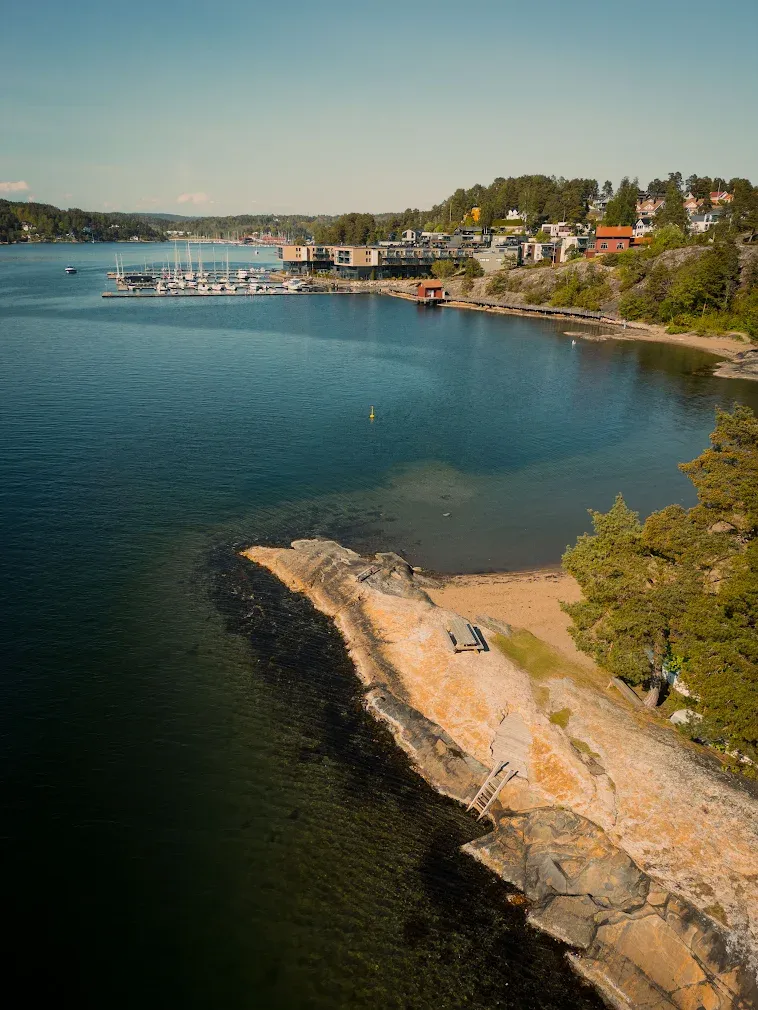 Son Spa sett fra luften, hotellet ved fjorden med båthavn og badestrand
